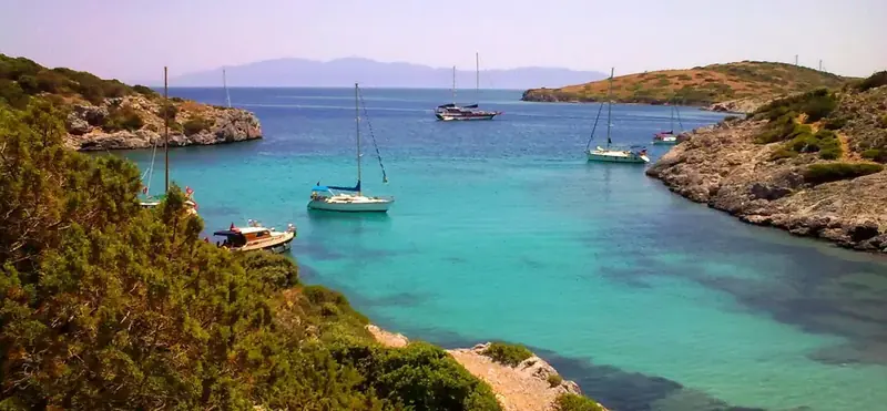 Akvaryum Koyu'nda balıklarla dolu berrak su – Kemer boat tour