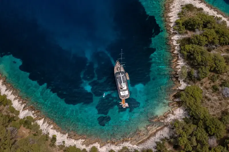 Kemer'de turkuaz denizde seyreden lüks yelkenli yat – Kemer yat turu filosu