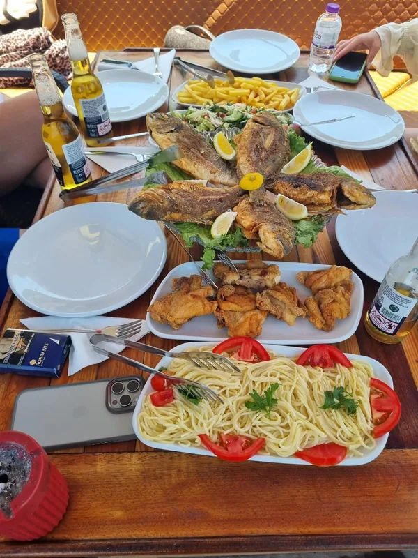 Yat turu öğle yemeği sofrası – ızgara balık, meze, patates ve makarna