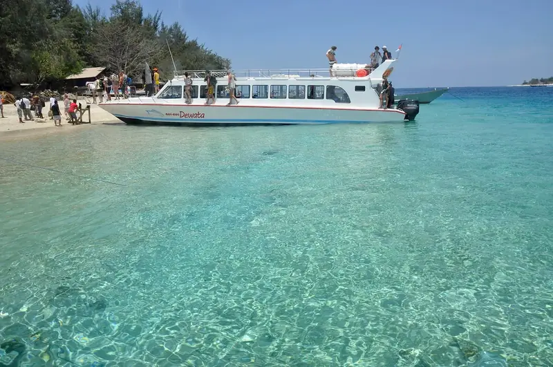 Kemer koylarında berrak turkuaz deniz suyu – günlük tekne turu